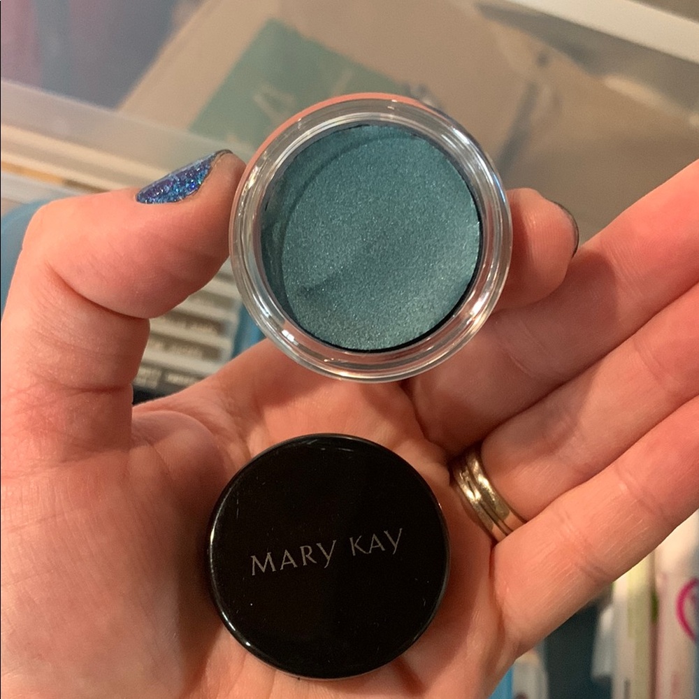 Mary Kay Coastal Blue Creme Eyeshadow (a
